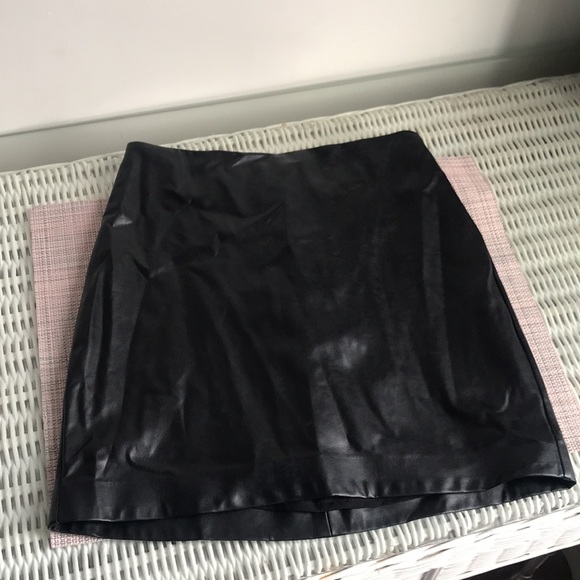 Wilfred faux leather mini skirt. Colour Black. Size 0. Stretchy. Short. - Picture 3 of 7